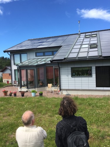 Hans-Olof Nilsson och Erik Wallnér tittar upp mot Hans-Olofs solcellstäckta tak