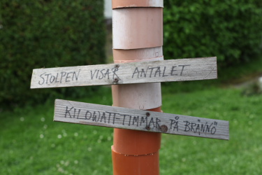 På Brännö i Göteborgs skärgård finns den här stolpen som anger hur mycket solel som produceras på ön.