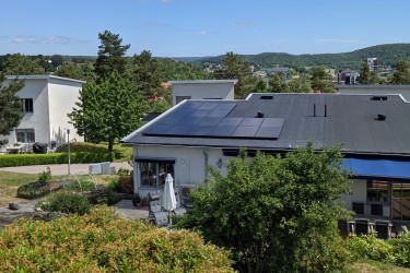 En solcellsanläggning på papptak i Göteborg