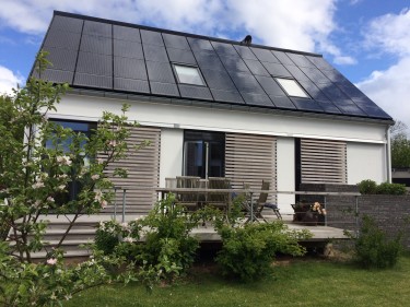 Arkitekten Inger Thedes egenritade hus med solceller på taket.