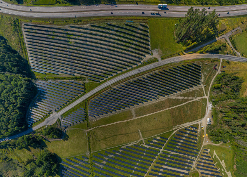 Pilotperspektiv av solcellsparken i Strängnäs som 2020 blev Sveriges största.