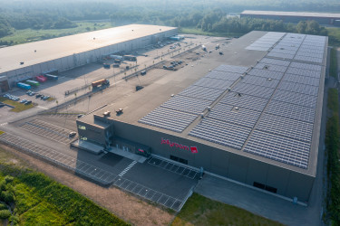 Taket av Hisingen Logistikpark täckt med en solcellsanläggning på 3,7 MW