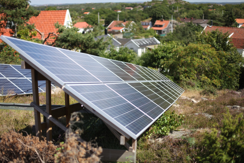 En markmonterad solcellsanläggning på Brännö i Göteborgs skärgård.