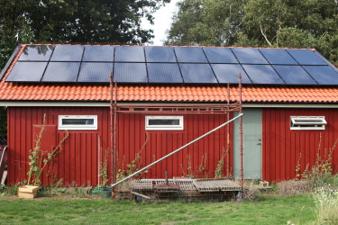 Garage med solceller, batterier och laddbox i Mellbystrand.