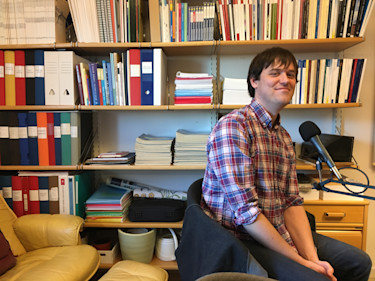 Joakim Widén, solcellsforskare på Uppsala universitet, på sitt kontor