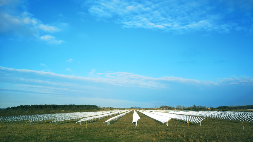 Pågående installation av Sveriges största solcellspark i Sjöbo.