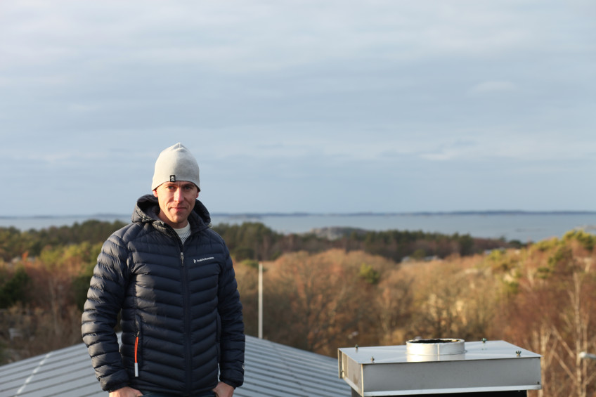 Gustaf Zettergren på sitt hus med solcellstak