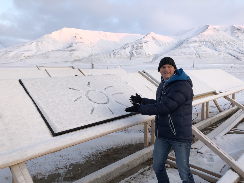 Bjørn Thorud, från norska konsultföretaget Multiconsult, vid en solcellsanläggning på Svalbard.