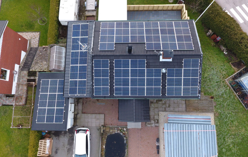 Solcellsanläggning i Surte med solpaneler monterade åt flera olika väderstreck