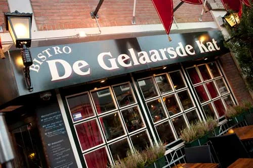 De entree van Bistro De Gelaarsde Kat in Alphen aan den Rijn