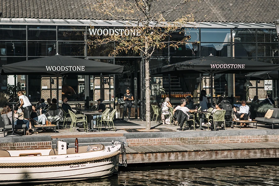 Woodstone Pizza and Wine Alphen aan den Rijn aan de overkant van de gracht aan de hoofstraat