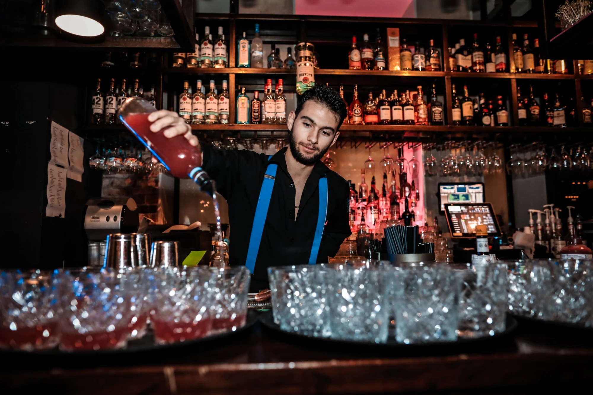 De bereiding van een heerlijke cocktail bij Maggie Blue