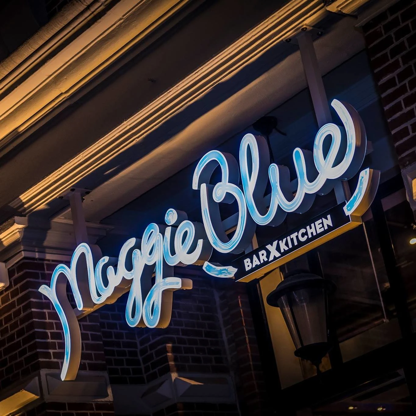 het logo van Maggie Blue Alphen aan den Rijn boven de voordeur