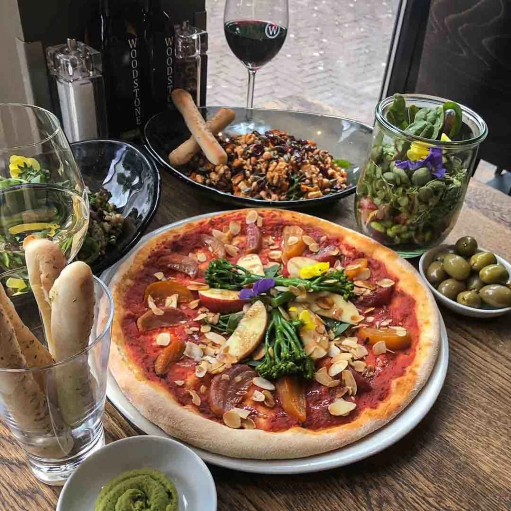 Een overheerlijke pizza, vegan gemaakt bij Woodstone Pizza and Wine in Alphen aan den Rijn