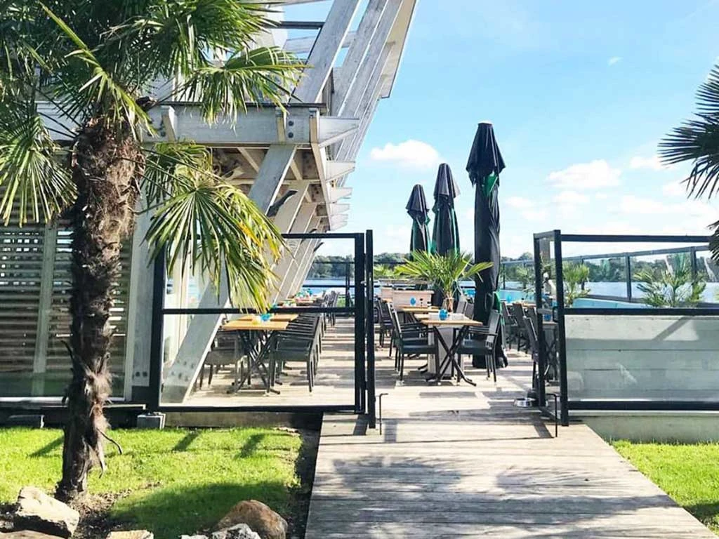 Foto van het terras bij Wet 'n Wild in Alphen aan den Rijn bij de Zegerplas