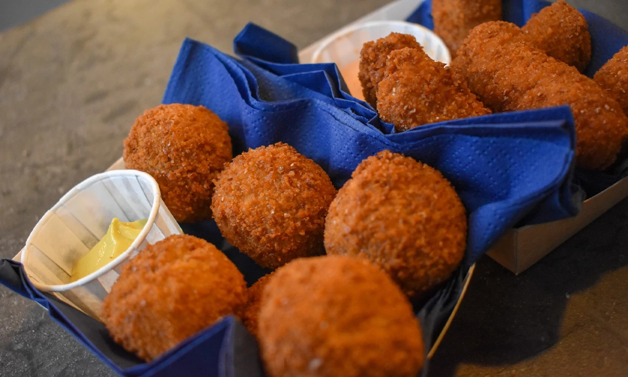 Overheelijke kroketballen bij het Kroket Loket in Rotterdam