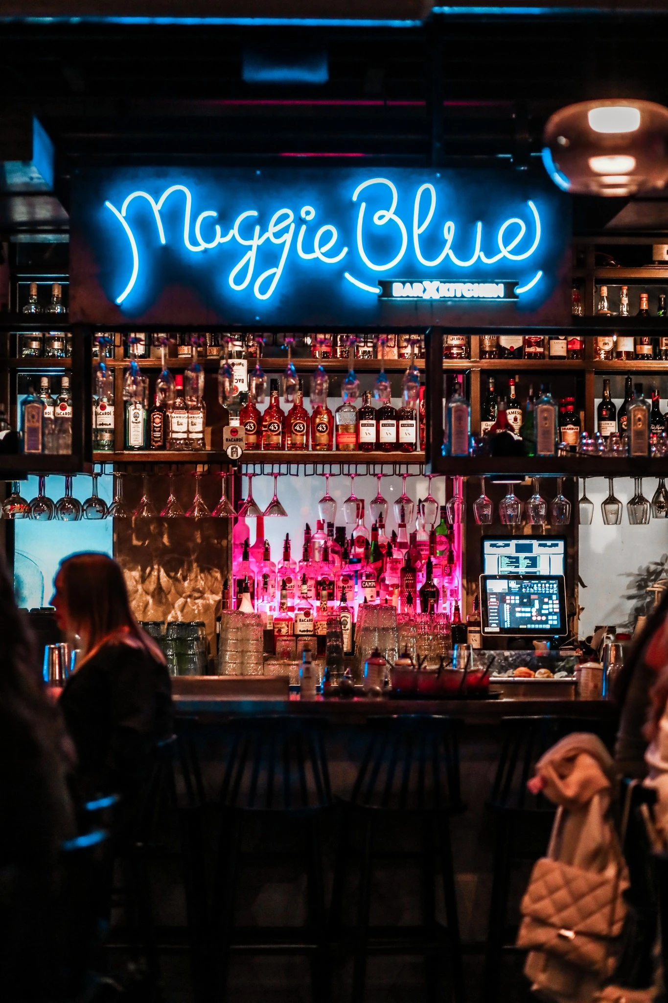 Maggie Blue, logo op hun industriele bar.