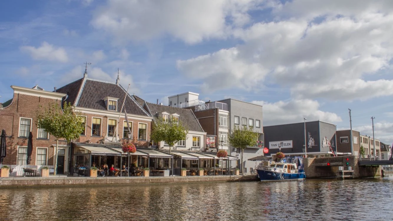 Restaurant Proto in Alphen aan den Rijn, liggend aan het water bij de Rijnkade