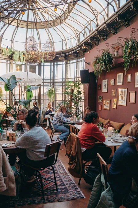 Gezellige boel in het restaurant Paco Ciao in Leiden, hier kun je Vegan uit eten