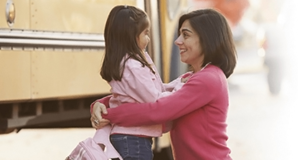 Femme qui tient son enfant.