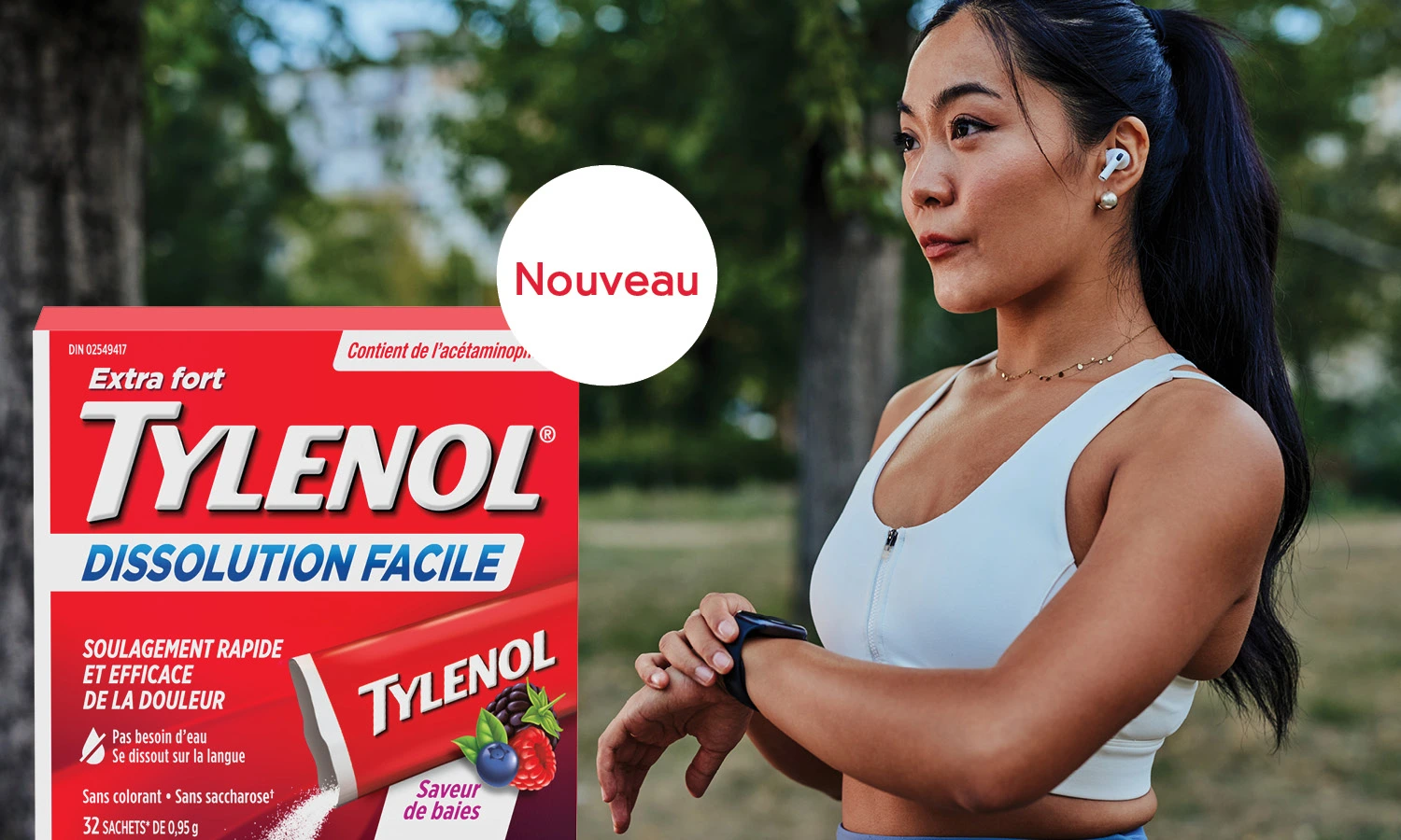 Femme en tenue de sport regardant sa montre intelligente dans un parc, avec un visuel du produit TYLENOL® Dissolution facile