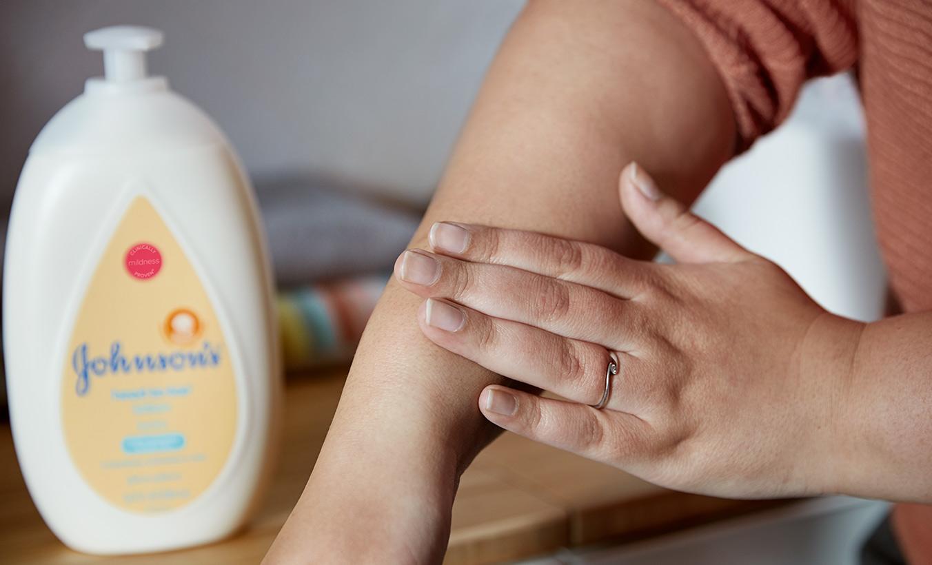 Lotion pour bébés Johnson's® utilisée comme soin de la peau pour adultes