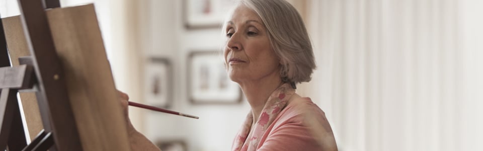 Femme âgée peignant chez elle