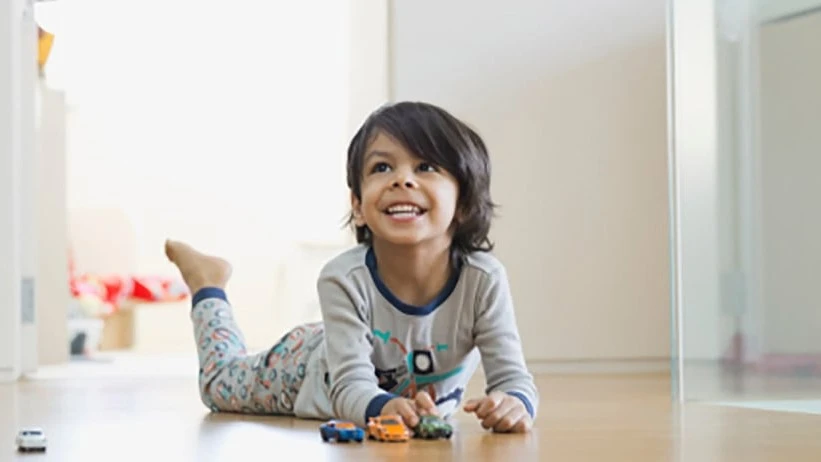 Bannière d'un enfant jouant avec des jouets