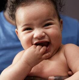 Un bébé heureux souriant