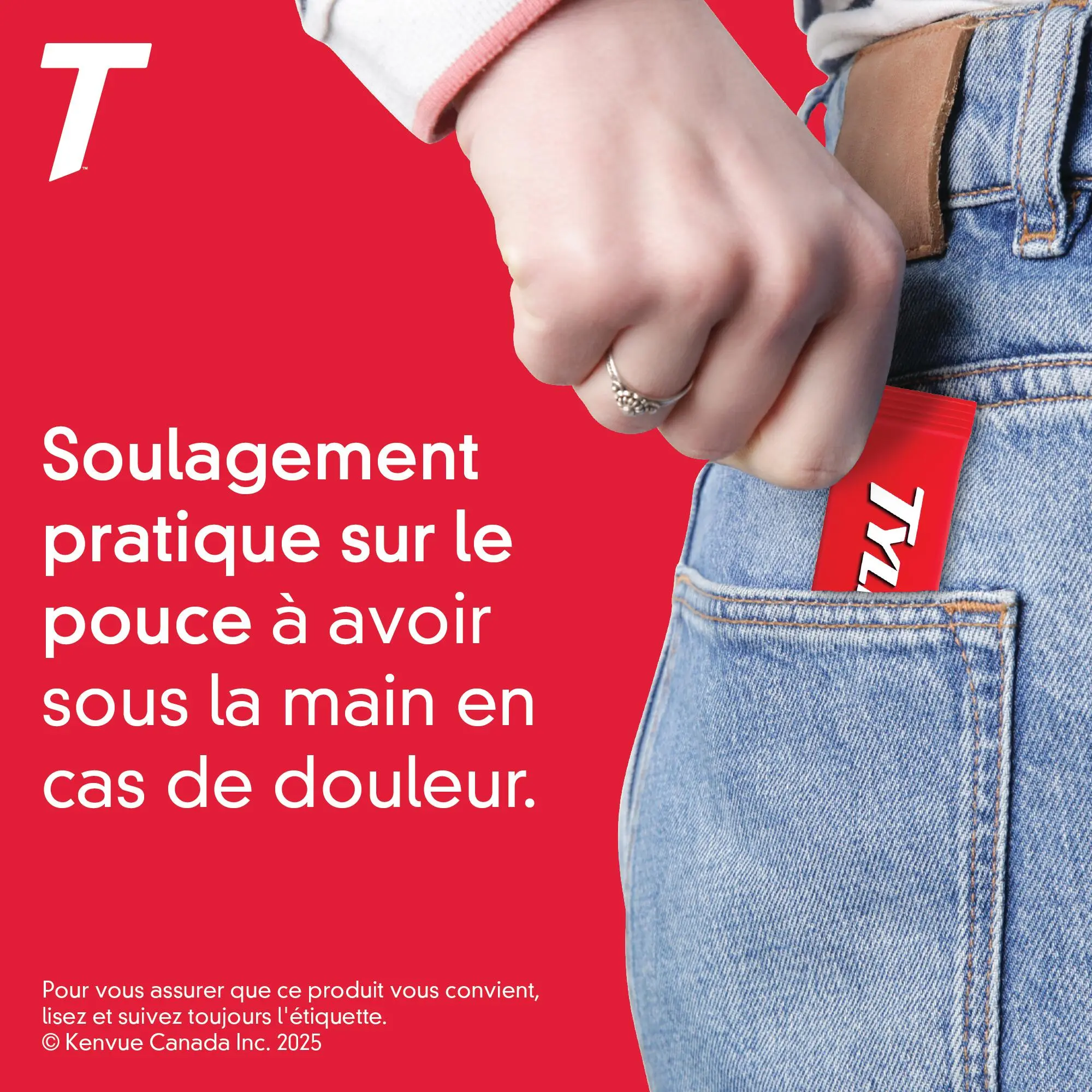 Personne plaçant un emballage de TYLENOL DISSOLUTION FACILE dans la poche de son jean 