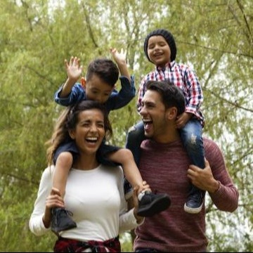 Une famille avec deux enfants en balade à l’extérieur