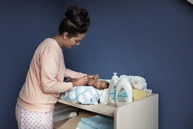 Un bébé à côté de soins pour nouveau-nés Johnson’s®