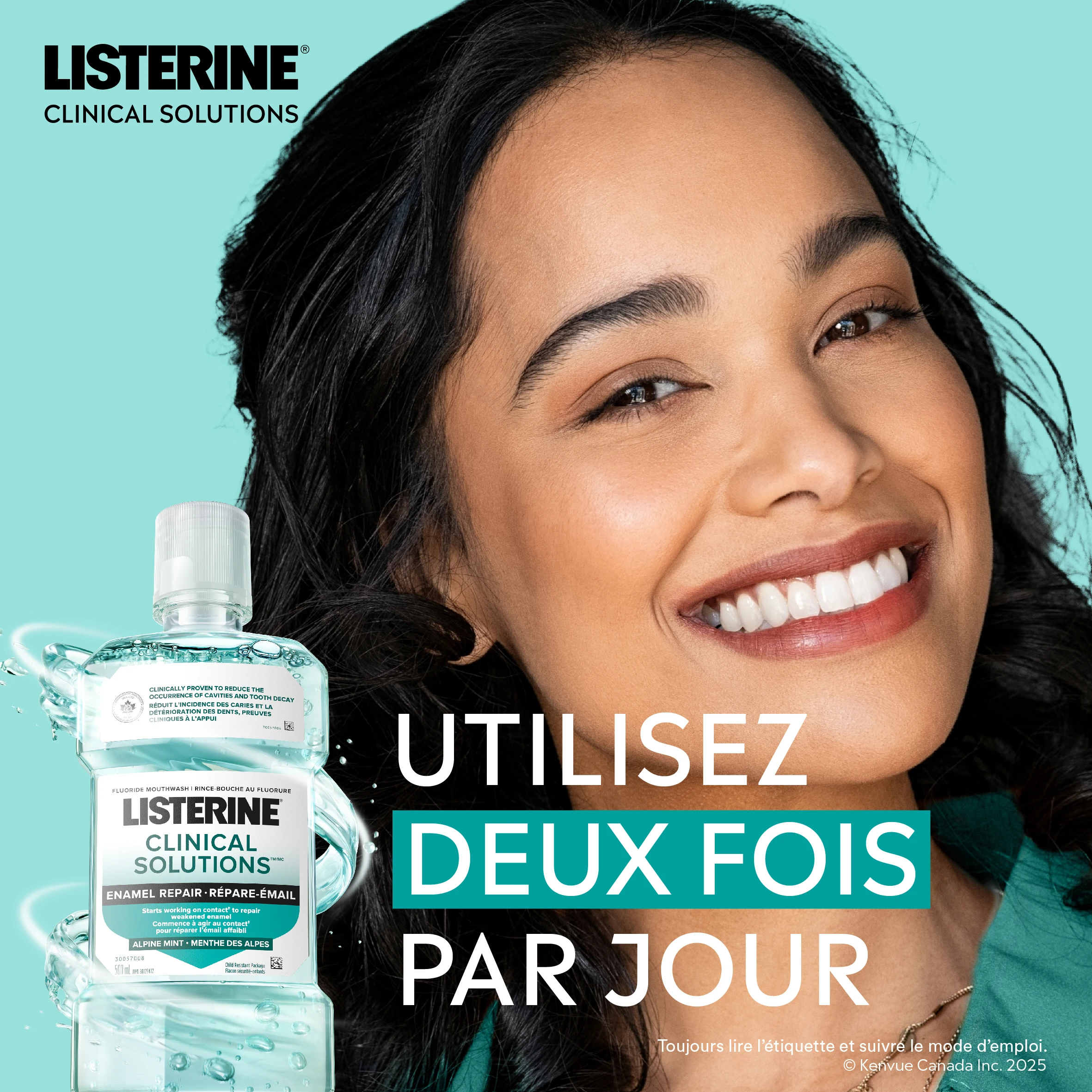 Jeune femme qui sourit en montrant ses dents, à côté de la bouteille de rince-bouche Listerine Clinical Solutions Répare-émail.