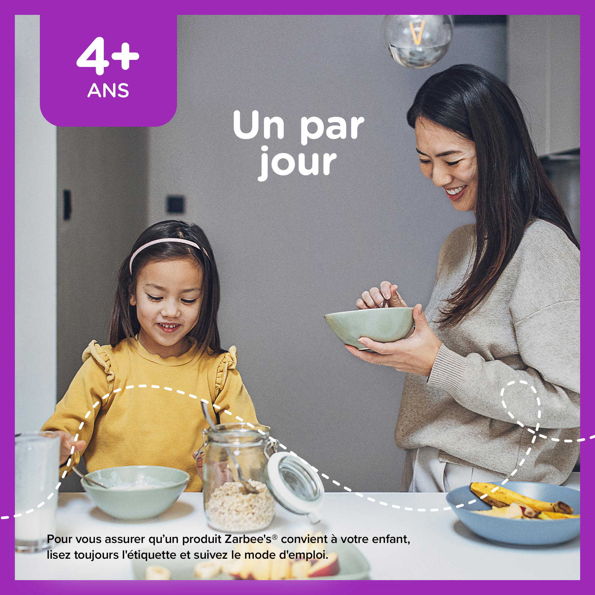 Une mère et sa petite fille préparent le déjeuner ensemble 