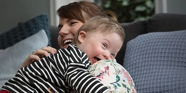 Mère étreignant son nouveau-né heureux