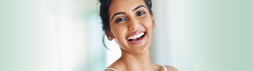 femme souriant largement après avoir utilisé Listerine