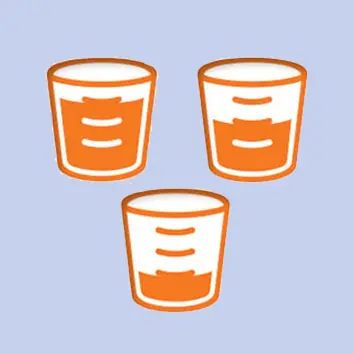 Trois gobelets doseurs remplis de médicament liquide pour nourrissons et enfants.