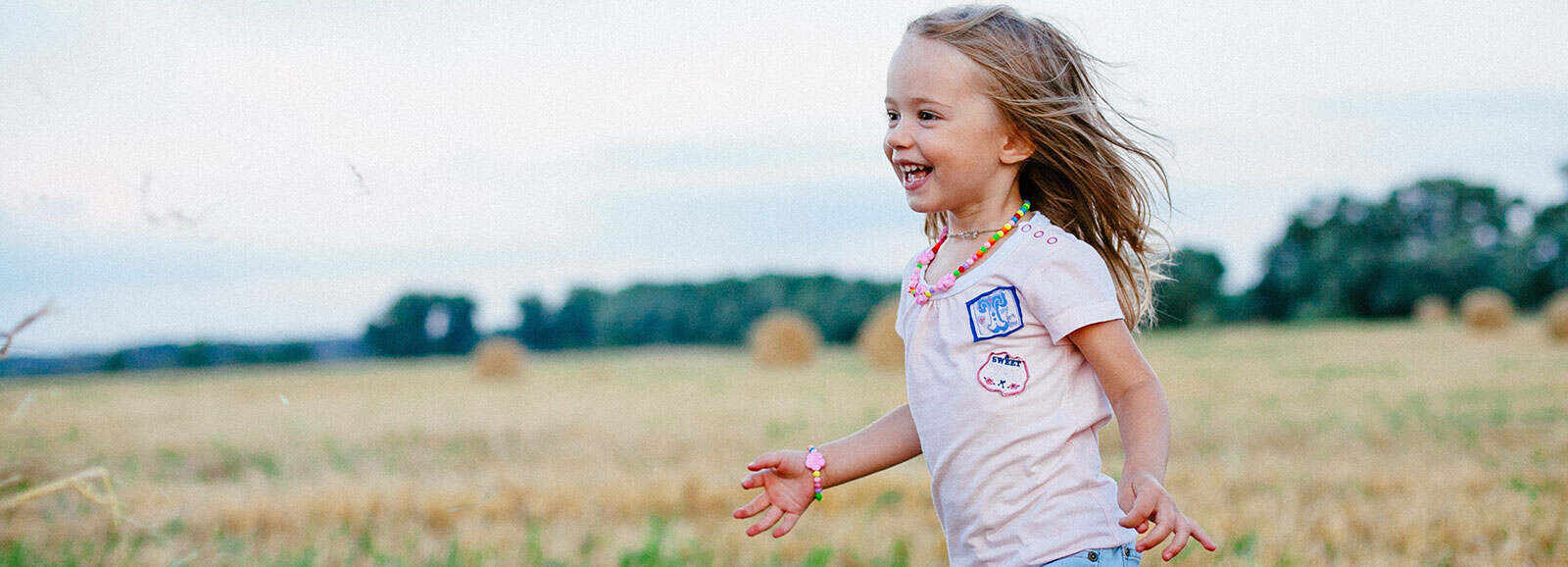 petite fille qui court dans un champ