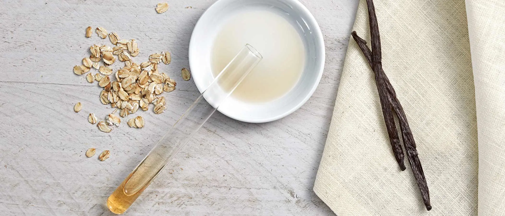 Flocons d'avoine, formule à base d'avoine dans un tube, et gousses de vanille