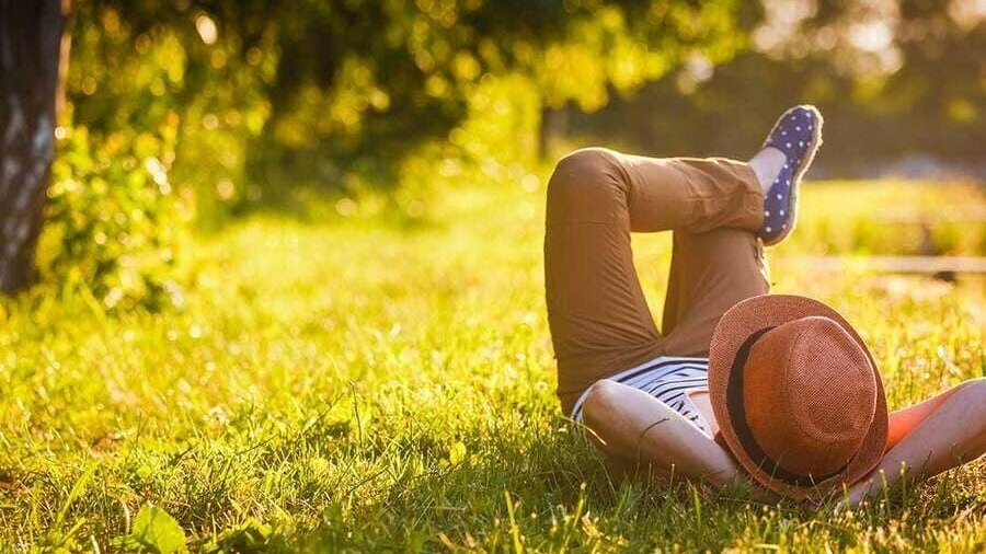 Personne allongée sur l'herbe