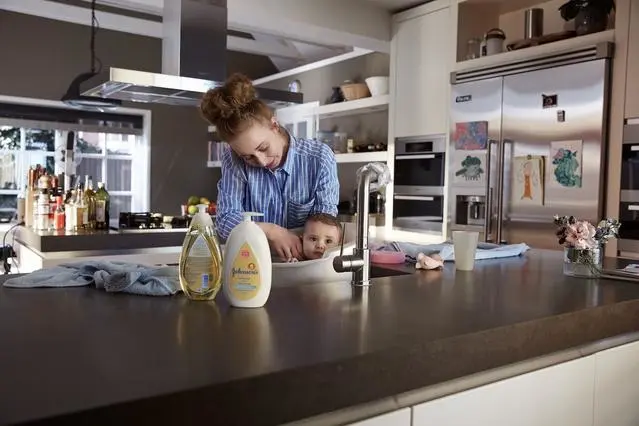 Un nouveau-né se faisant nettoyer