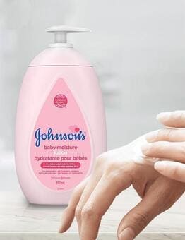 Lotion pour bébés JOHNSON’S® appliquée sur la main d'une adulte