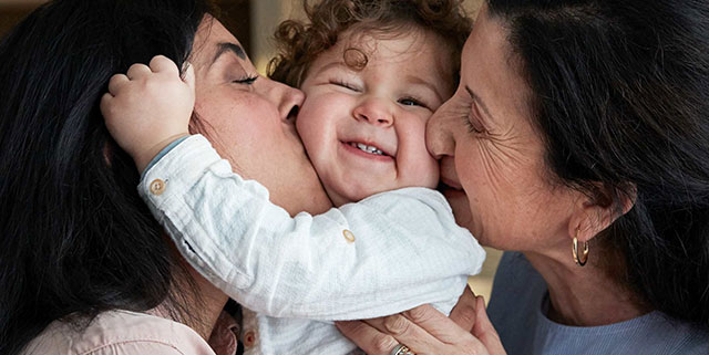 mère et grand-mère qui embrassent un enfant