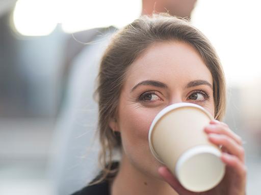 situations pouvant causer la mauvaise haleine, d'après Listerine - femme buvant un café