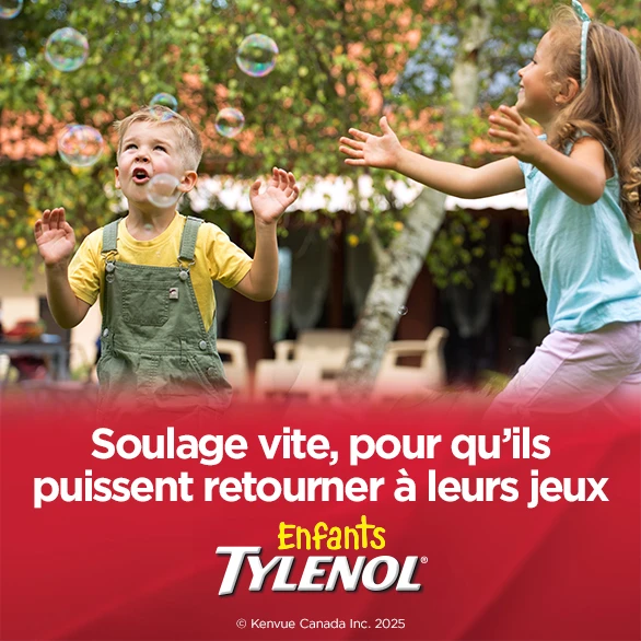 Deux enfants s’amusent à attraper des bulles de savon