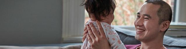 Père tenant son bébé