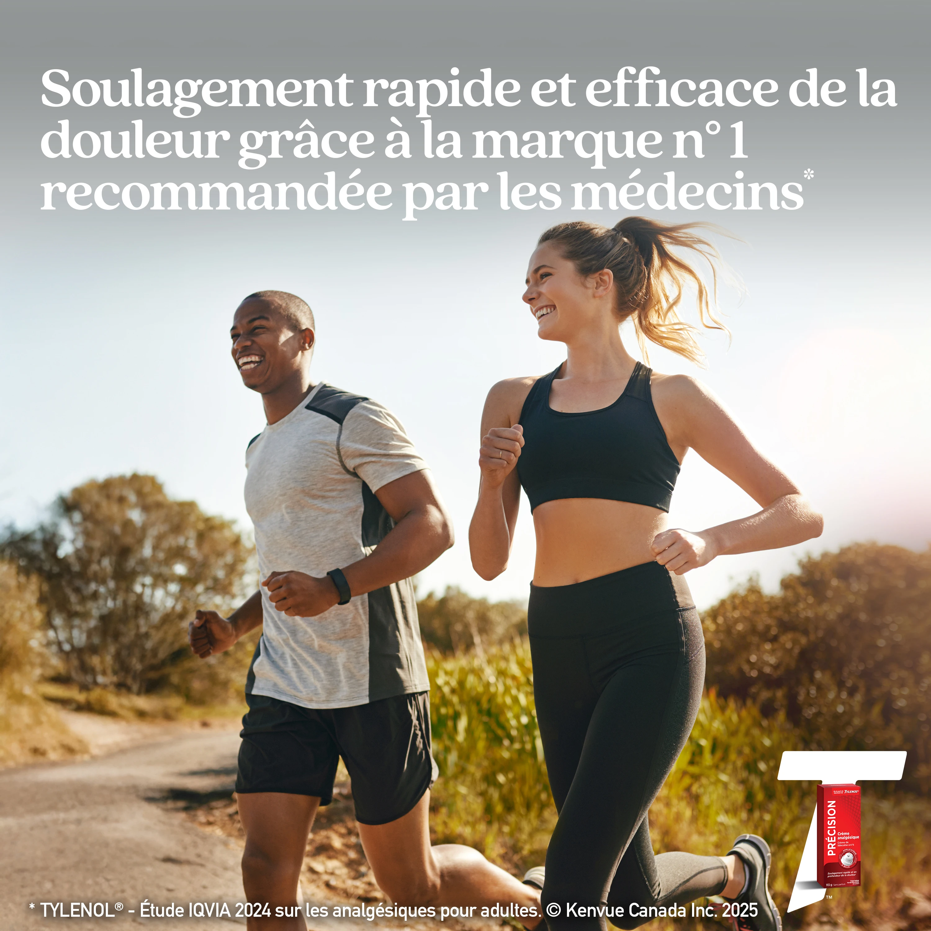 Un homme et une femme souriants faisant du jogging à l’extérieur