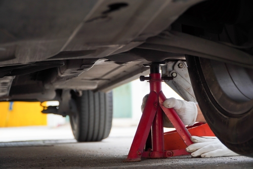 Jacking up a car safely