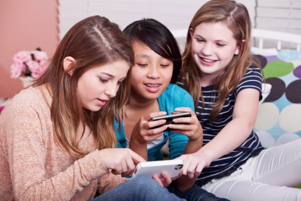 kids playing smartphone games