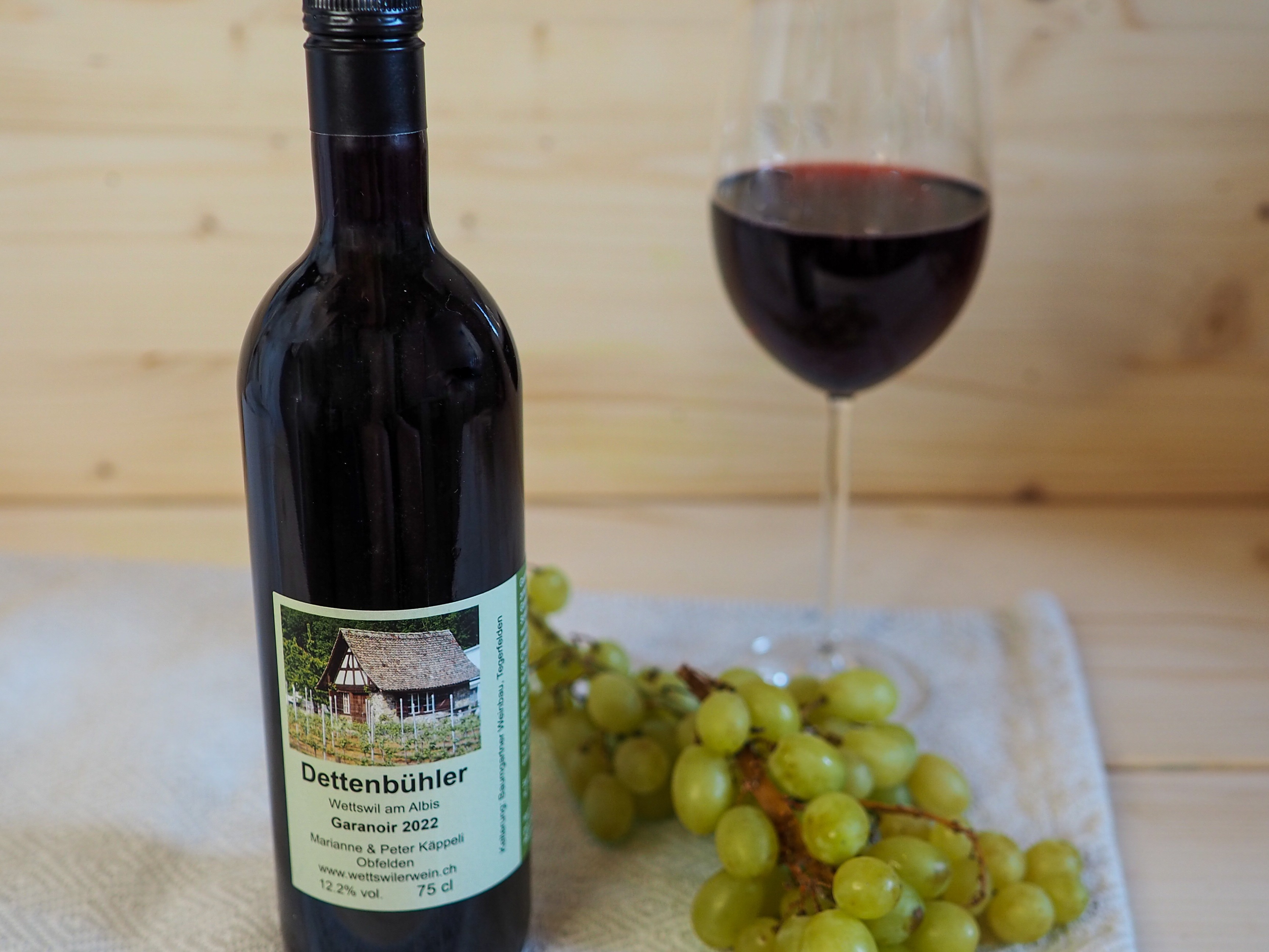 Rotwein Wettswiler Wein.jpeg